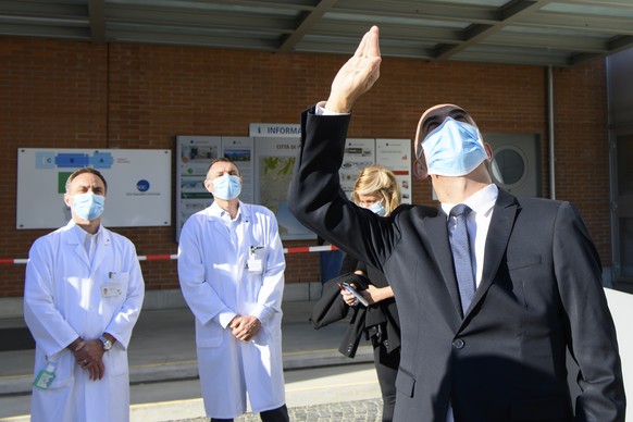 Bundesrat Alain Berset beobachtet eine landende Drohne mit Blutproben waehrend einem Besuch im Ospedale Italiano von Lugano, zur Situation der Coronavirus-Pandemie im Kanton Tessin, am Donnerstag, 19. ...