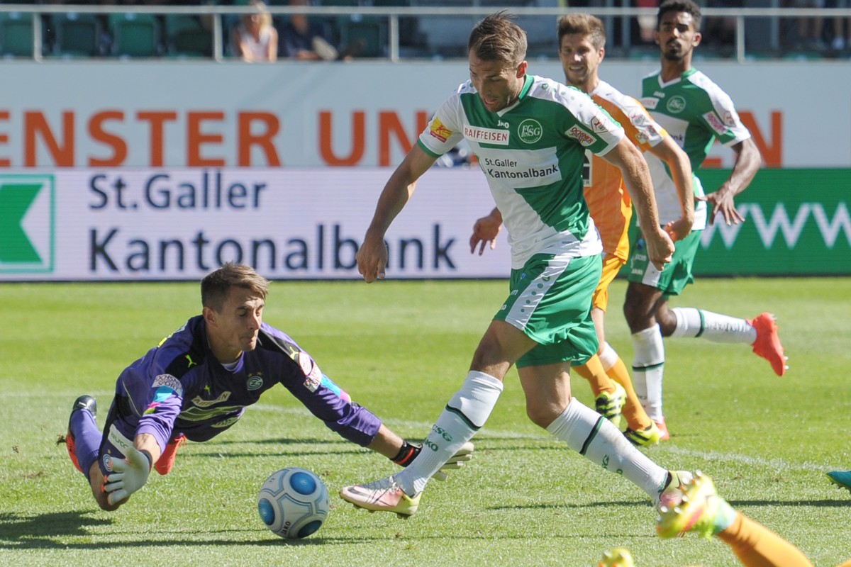 07.08.2016; St.Gallen; Fussball Super League - FC St.Gallen - Grasshopper Club Zuerich; Roman Buess (St.Gallen) erzielt das Tor zum 1:0(Steffen Schmidt/freshfocus)