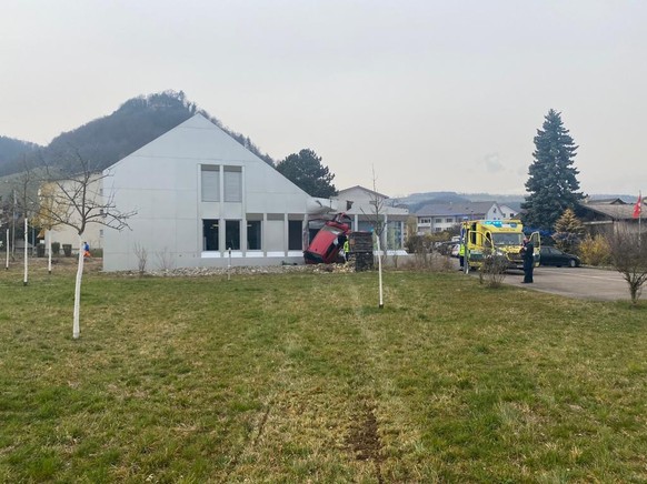 Ein 80-jähriger Autolenker ist nach einer 300 Meter langen Irrfahrt am 17. Mai 2022 in die Fassade des Gemeindehauses in Villigen AG geprallt.