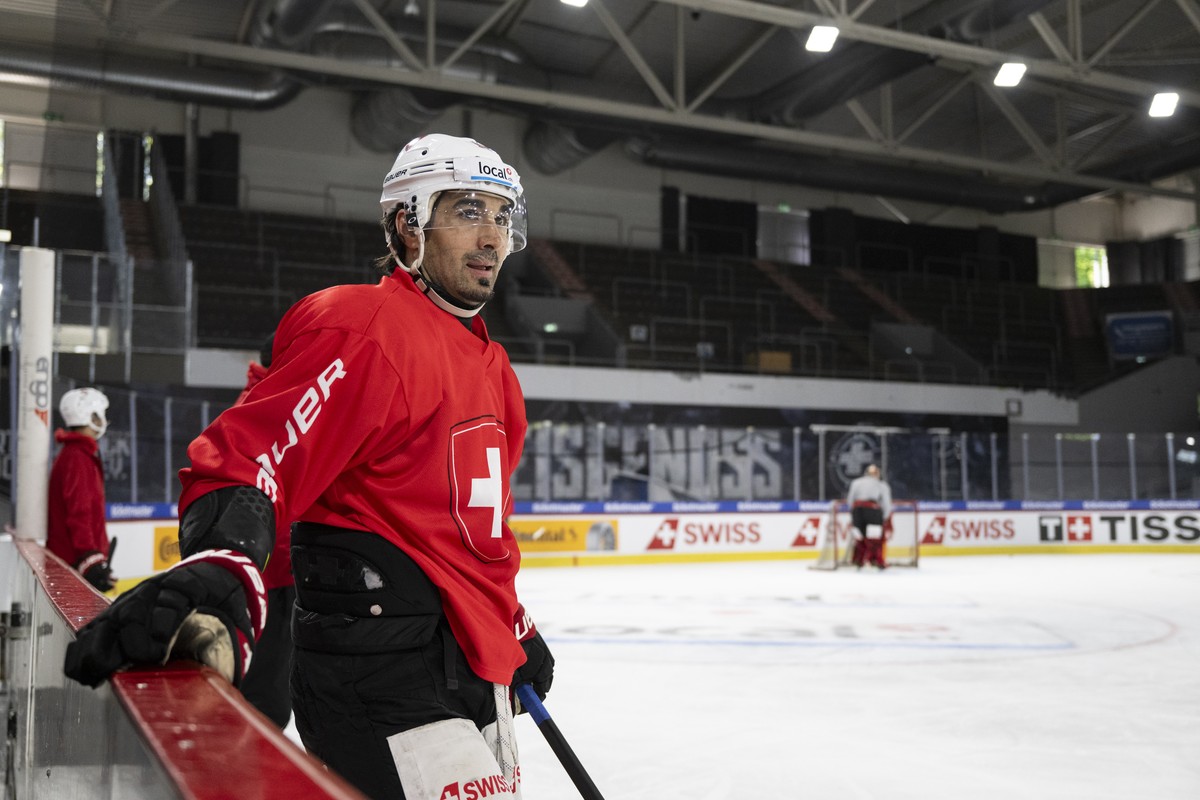 Spieler Andres Ambuehl waehrend eines Trainings der Schweizer Eishockey-Nationalmannschaft, aufgenommen am Mittwoch, 30. April 2025 in der SWISS Arena in Kloten.(KEYSTONE/Ennio Leanza)