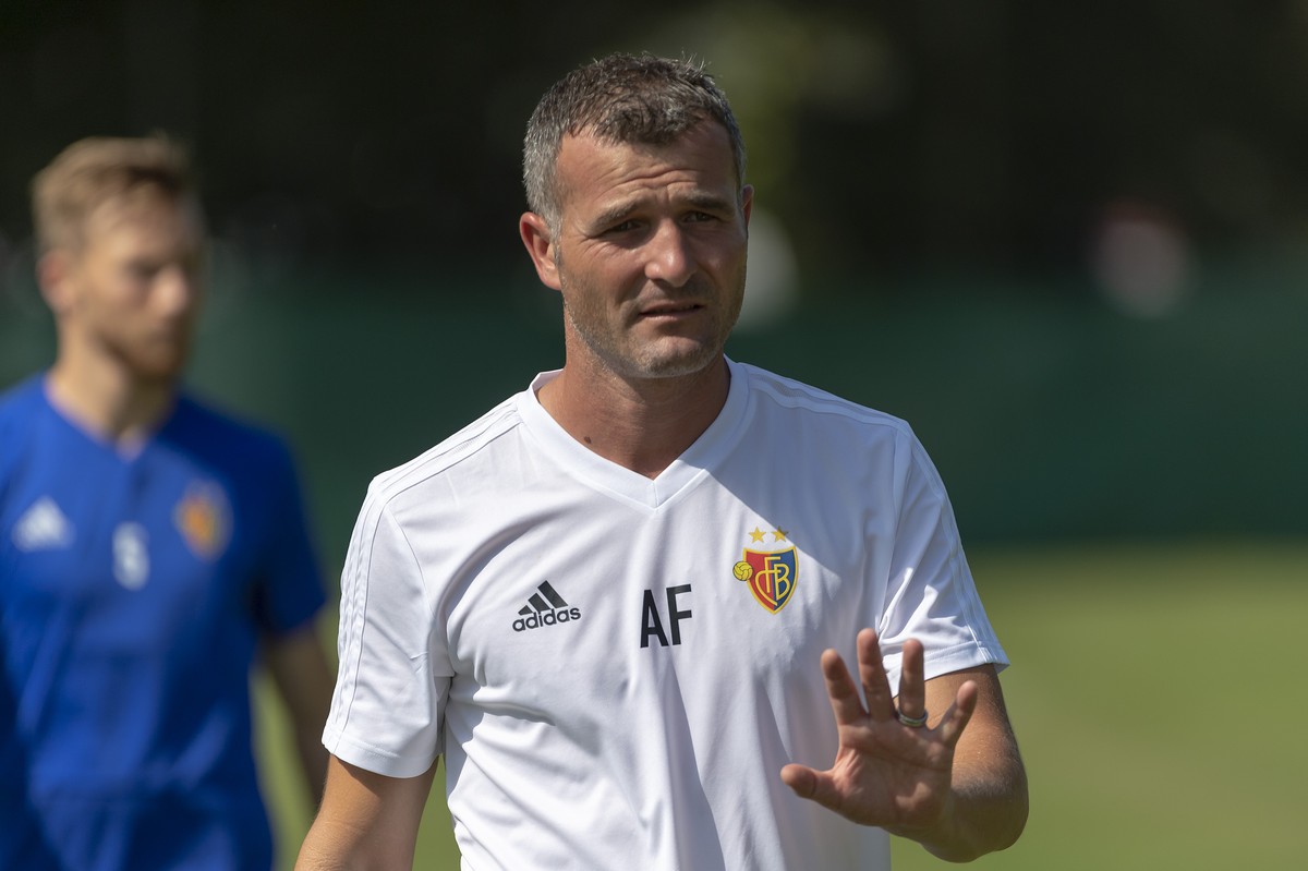 ARCHIVBILD ZUR KEYSTONE-SDA-PREMIUMSTORY UEBER ALEX FREI --- Basel's temporary head coach Alex Frei during a training session in the St. Jakob-Park training area the day before the UEFA Champions ...