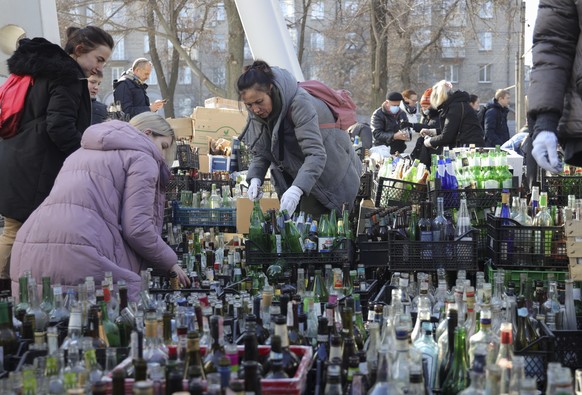 epa09789253 Ukrainians prepare Molotov cocktails in the city of Dnipro, Ukraine, 27 February 2022. Russian troops entered Ukraine on 24 February prompting the country's president to declare marti ...
