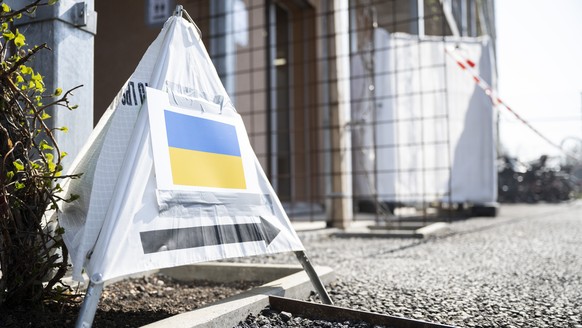 Eine Wegweiser zeigt in die Unterbringung der schutzsuchenden Ukrainerinnen und Ukrainer im Bundesasylzentrum in Basel, aufgneommen am Donnerstag, 24. Maerz 2022. (KEYSTONE/Ennio Leanza)