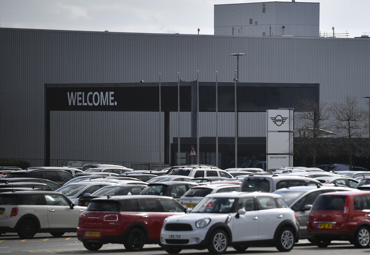 epa07032073 A view of the BMW Mini factory in Cowley, Oxford, Britain, 19 September 2018. Media reports state that BMW plans to shut its Mini plant for a month after Britain's official departure  ...