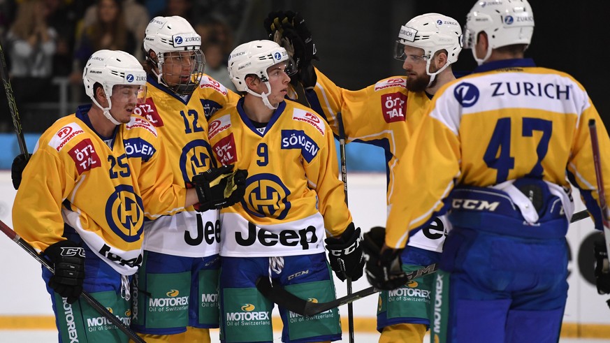 Der Davos Spieler Tino Kessler, jubelt nach seinem Tor zum 4:1 mit Sin Schlaepfer, links, Nando Eggenberger, 2.v.L, Fabian Heldner, 2.v.r, und Simon Kindschi, rechts, im Eishockey Sechzehntelfinal Cup ...