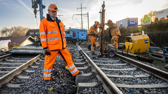 Vincent Ducrot, directeur general des CFF, visite le chantier suite a un affaissement survenu en bordure de voie le jeudi 11 novembre 2021 a Tolochenaz. La ligne CFF entre Lausanne et Geneve est inter ...
