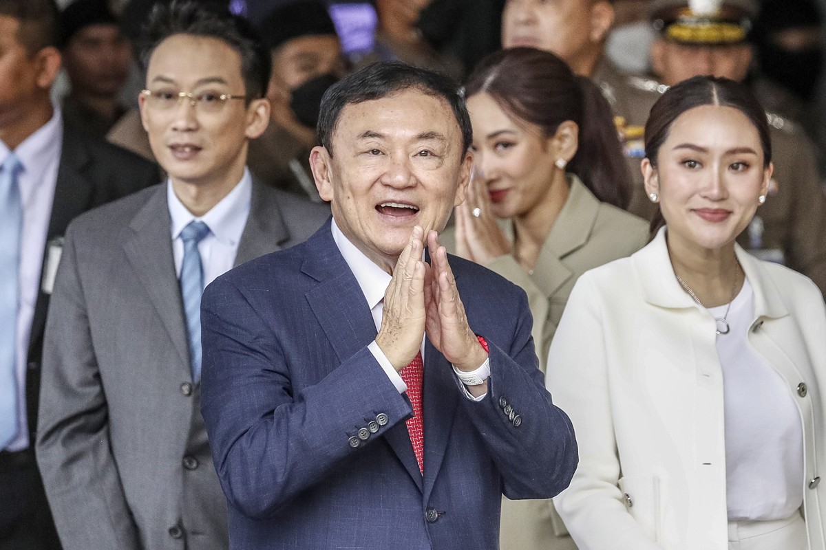 epaselect epa10812919 Former Thai prime minister Thaksin Shinawatra (C), accompanied by his daughter and Pheu Thai Party prime ministerial candidate Paetongtarn Shinawatra and his son Panthongtae Shin ...