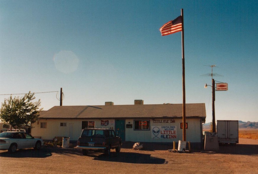 Little A’Le’Inn; Bar, Restaurant &amp; Motel in Rachel NV, USA.
Von Cooper, in Wiki Commons known as Cooper.ch 18:45, 7 August 2006 (UTC) - scanned from own paper print, CC BY-SA 2.5, https://commons. ...