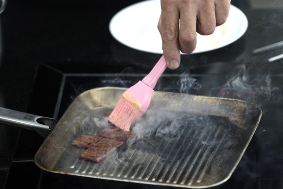 Amir Ilan, chef at Aleph Farms, cooks its lab-grown meat, also known as cultivated meat, for visiting Bangkok food industry professionals, in Bangkok, Thailand, Tuesday, Oct. 29, 2024. (AP Photo/Sakch ...