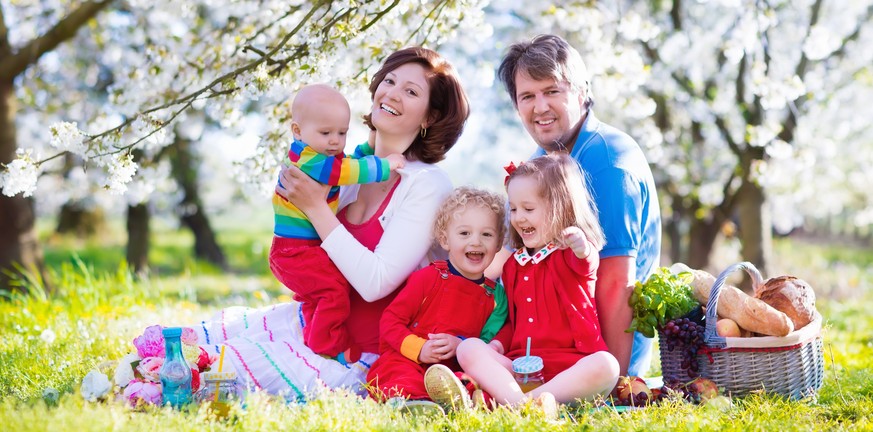 Lauter frische, gesunde, unverpackte, unbehandelte Nahrungsmittel. Die Stock-Foto-Familie weiss, wie's geht.