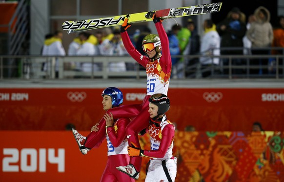 Seine Teamkollegen feiern Kamil Stoch.