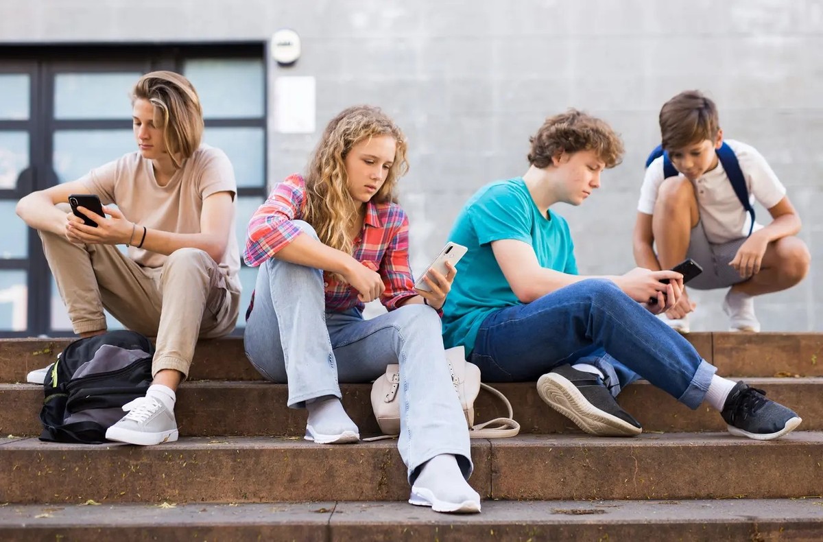 Teenager mit Smartphone (Symbolbild)