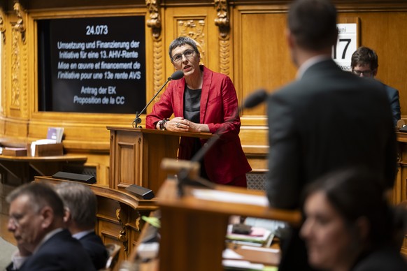 Nationalraetin Barbara Gysi, SP-SG, stellt eine Frage zu Nationalrat Patrick Haessig, GLP-ZH, waehrend der Debatte "24.073 BRG. Umsetzung und Finanzierung der Initiative fuer eine 13. AHV-Rente&q ...