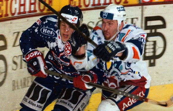 Marco Kloeti vom EHC Kloten,links,und Bill McDougall vom EV Zug prallen am Dienstag 21.10.1997 beim Spiel der beiden Mannschaften in der Zuger Hertie Eishalle aufeinander.(KEYSTONE/SIGI TISCHLER)