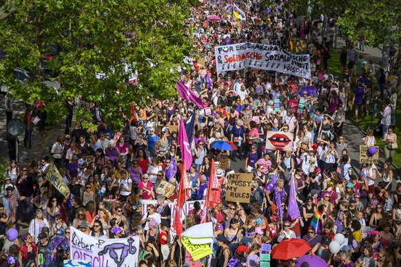 Impressionen der Grosskundgebung, die Frauen treffen sich beim Central und laufen Richtung Helvetiaplatz anlaesslich den Frauenstreik, am Freitag, 14. Juni 2019, in Zuerich. (KEYSTONE/Melanie Duchene)