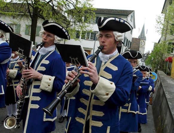 SCHWEIZ SECHSELAEUTEN EROEFFNUNG
Die Musiker der Zunft zur Meisen eroeffnen am Freitag, 12. April 2002 auf dem Lindenhof in Zuerich das Sechselaeute mit einem Marsch. (KEYSTONE/Gaetan Bally)