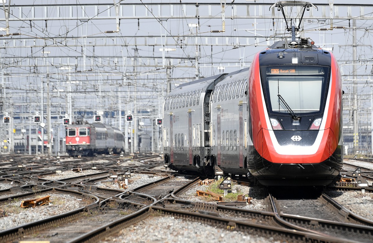 ARCHIVBILD ZUR MK BOMBARDIER ZUM FV-DOSTO, AM MITTWOCH, 06. NOVEMBER 2019 ---- Abfahrt des Fernverkehrs-Doppelstockzugs FV-Dosto im Zuercher Hauptbahnhof am Mittwoch, 1. Mai 2019. (KEYSTONE/Walter Bie ...