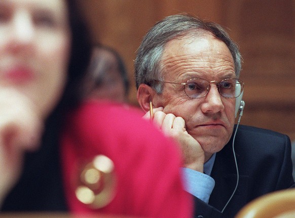 Der Praesident der Maschinenindustriellen, Johann Schneider, FDP-BE, rechts, verfolgt am Montag, 20. Dezember 1999 in Bern im Nationalrat die Debatte ueber die Probleme bei den Firmen Adtranz und Alus ...