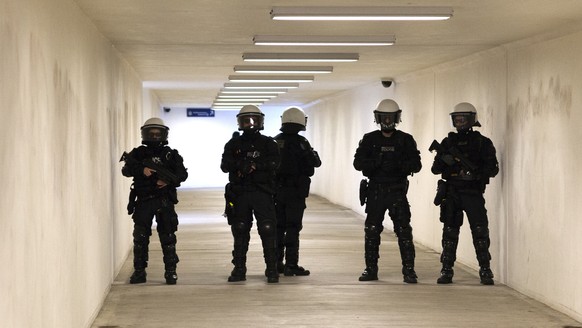 Polizeiaufgebot in der Unterfuehrung des Bahnhofs Kloten vor dem dritten Eishockey Spiel der Ligaqualifikation der National League zwischen dem EHC Kloten und den SC Rapperswil-Jona Lakers am Dienstag ...