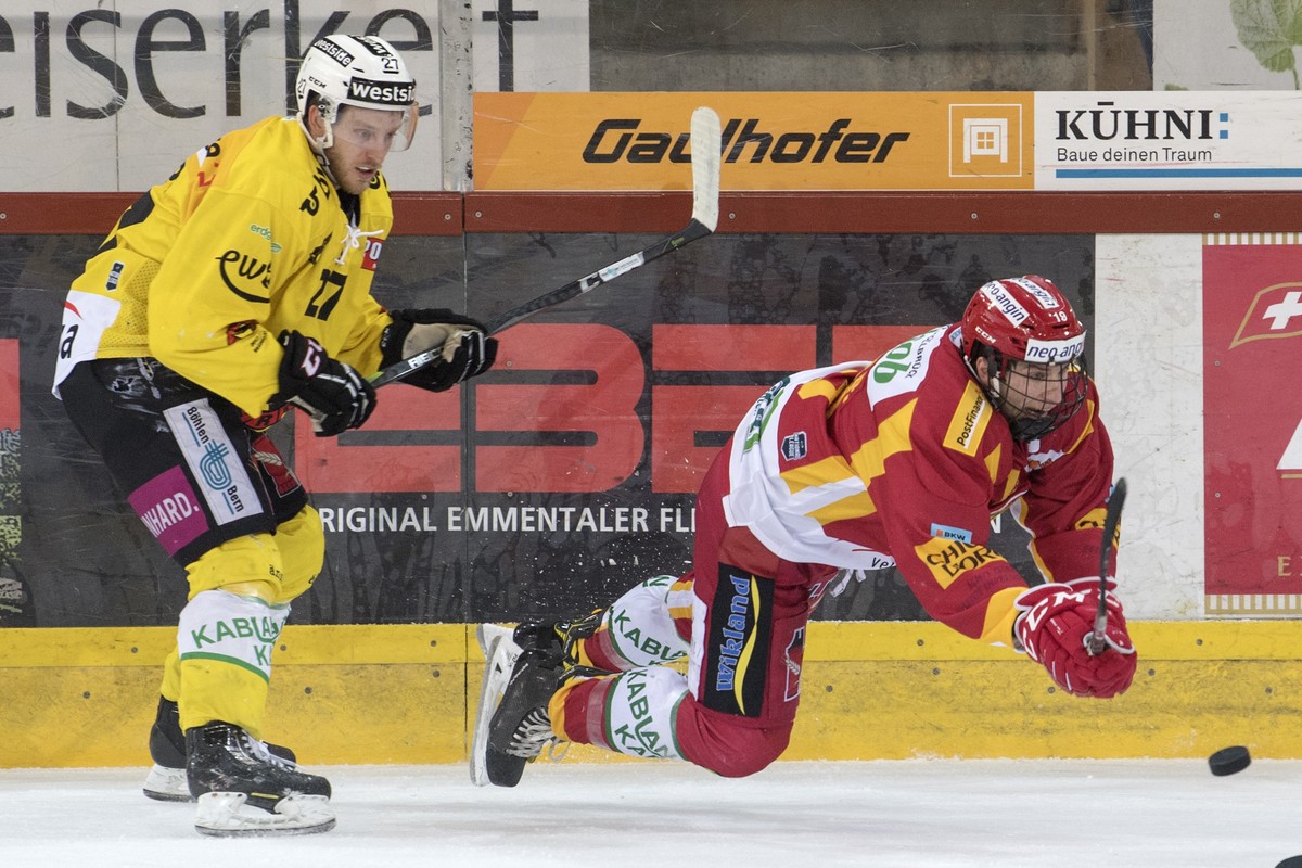 Tiger's Pascal Berger, rechts, kaempft um den Puck, gegen Bern's Marc Kaempf, links, waehrend dem Meisterschaftsspiel der National League, zwischen den SCL Tigers und dem SC Bern, am Sonntag ...