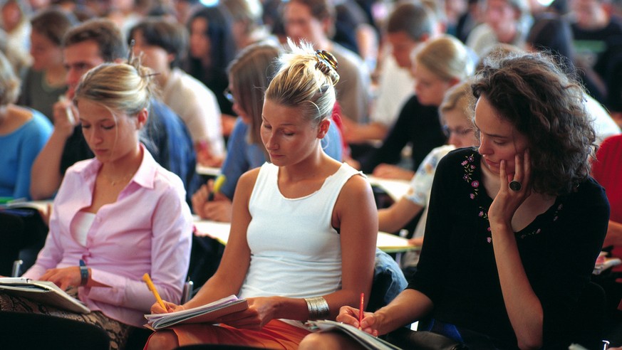 Drei Studentinnen schreiben waehrend ihrer Vorlesung mit, im Juli 2001 an der Universitaet in Zuerich. (KEYSTONE/Martin Ruetschi) : Dia, Mittelformat, Nr.254867]