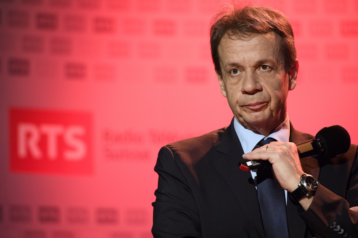 Gilles Marchand, directeur de la RTS, ecoute une question lors d'une conference de presse de la Radio Television Suisse, RTS, sur les resultats d'audience radio, tv et web 2016 et sur les no ...