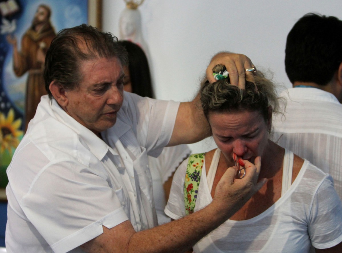 "Wunderheiler" João Teixeira de Faria bei einer spirituellen Operation einer Frau im brasilianischen Abadiania. (Archivbild)