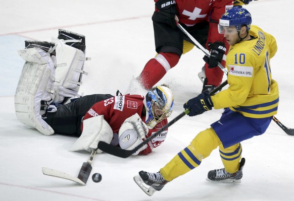 Switzerland&#039;s goaltender Leonardo Genoni (L) defends against Sweden&#039;s Joakim Lindstrom during their Ice Hockey World Championship game at the O2 arena in Prague, Czech Republic, May 9, 2015. ...