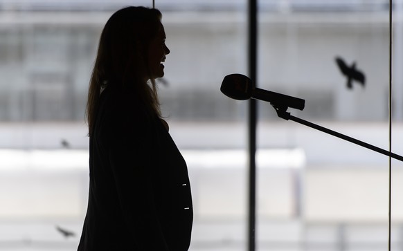 Sportchefin Florence Schelling spricht mit Journalisten nach einer Vorsaison-Medienkonferenz des SC Bern, am Montag, 31. August 2020 in der Postfinance Arena, in Bern. (KEYSTONE/Anthony Anex)