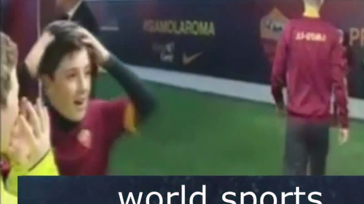 «Hast du gesehen, er hat mich BERÜHRT!» Totti lässt Balljungen fast in Ohnmacht fallen