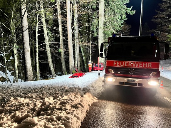 Ein Autofahrer ist am 17. April 2023 mit seinem Fahrzeug auf der Schwägalpstrasse bei Ennetbühl SG talwärts Richtung Neu St. Johann gegen einen Baum geprallt