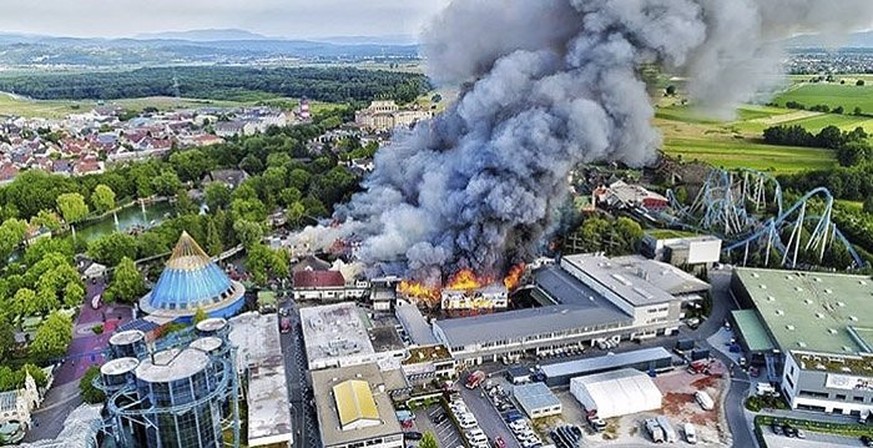 Kurz nach 18 Uhr brach im Europapark am Samstag ein Grossbrand aus.