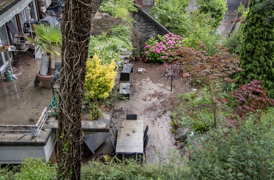 Die Wassermassen des sonst kleinen Gerlisbergbachs ueberflutete zwei Wohnetagen eines Mehrfamilienhauses an der Schaedruetistrasse in Luzern, wo die Aufraeumarbeiten am Freitag, 3. Juli 2020 noch im G ...