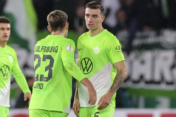 Germany, Wolfsburg, 31.10.2023, Volkswagen Arena, VfL Wolfsburg vs RB Leipzig - DFB-Pokal, Jonas Wind VfL Wolfsburg und Cedric Zesiger VfL Wolfsburg cheer Wolfsburg Volkswagen Arena Germany *** German ...