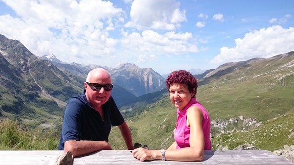 Gemeindewanderer Stefan Brauchli wanderte in acht Jahren zu allen Schweizer Gemeinden. Oft begleitete ihn dabei seine Frau Marlise.