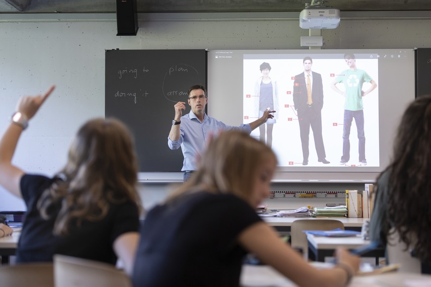 ARCHIVBILD - ZUR HEUTIGEN MK DES LCH ZUR ARBEITSZEITERHEBUNG 2019 - Class 2A pictured during an English lesson with teacher Karl Stadler at the gymnasium of the Cantonal School Glarus, Switzerland, on ...