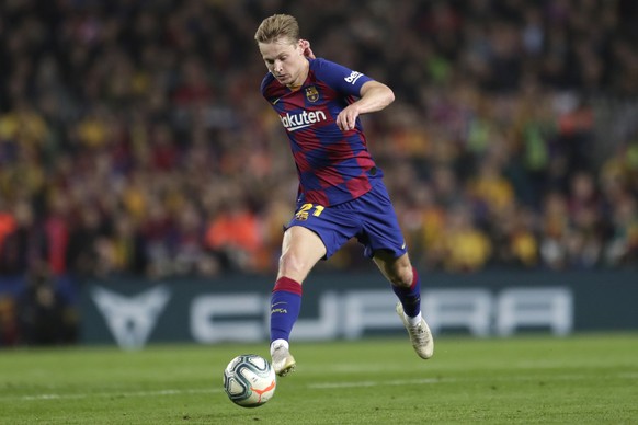 Barcelona&#039;s Frenkie de Jong runs with the ball during a Spanish La Liga soccer match between Barcelona and Real Madrid at Camp Nou stadium in Barcelona, Spain, Wednesday, Dec. 18, 2019. Thousands ...