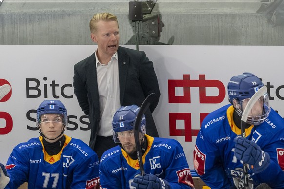 Head Coach Michael Liniger von Zug im Spiel gegen von Davos beim Eishockey Qualifikationsspiel der National League zwischen dem EV Zug und dem HC Davos am Dienstag, 23. September 2025 in Zug. (KEYSTON ...