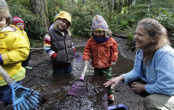 Waldkindergärten helfen Kindern ihre Sinne zu entwickeln.