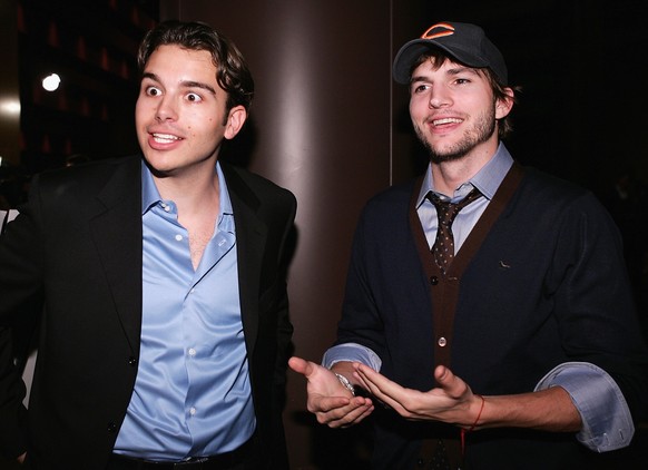 Charlie Ebersol (links) 2005 mit Ashton Kutcher in Los Angeles.