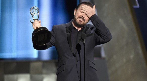 Ricky Gervais tut im September 2015 so, als bekäme er einen Emmy.