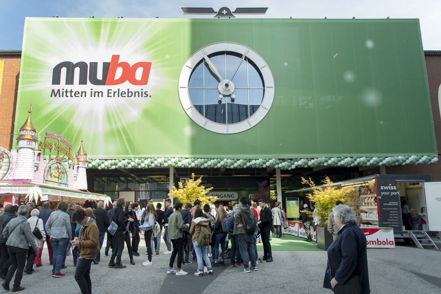 ARCHIVBILD ZUR ABSETZUNG DER MUBA, AM DONNERSTAG, 28. JUNI 2018 - Besucher tummeln sich vor dem Eingang der hundertsten Muba in Basel am Donnerstag, 21. April 2016. Am Jubilaeum der aeltesten Schweize ...