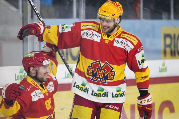 Biels Marco Pedretti, links, feiert den Treffer zum 1:0 mit Biels Marc-Antoine Pouliot waehrend dem Eishockey-Meisterschaftsspiel der National League zwischen dem EHC Biel und den SCL Tigers am Dienst ...