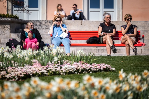 Touristen geniessen das sonnige Wetter in Lugano am Ostersonntag, 17. April 2022. (KEYSTONE/TI-PRESS/ Massimo Piccoli)