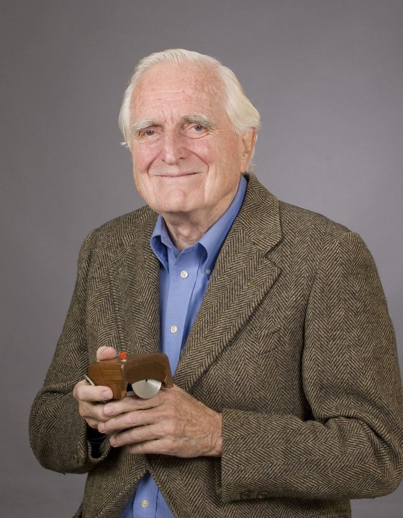 epa03774149 An undated handout provided by SRI International on 03 July 2013 shows Douglas Engelbart, the inventor of the computer mouse, posing with the first version which allowed human interaction  ...