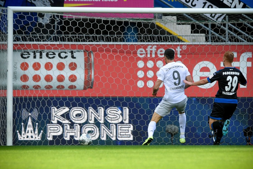 epa07876436 Bayern&#039;s Robert Lewandowski (C) misses a chance at goal during the German Bundesliga soccer match between SC Paderborn and FC Bayern Muenchen in Paderborn, Germany, 28 September 2019. ...