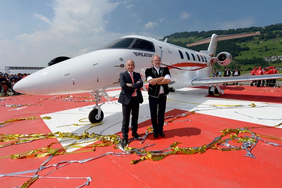 Verwaltungsratspraesident Oskar J. Schwenk, rechts, und Bundesrat Ueli Maurer, links, vor dem neuen PC-24 Flugzeug anlaesslich des festlich gefeierten Rollouts am Freitag, 1. August 2014, auf dem Flug ...