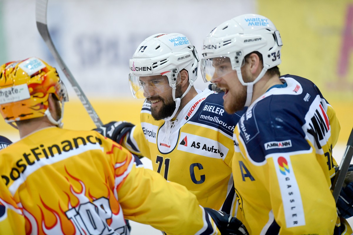 Langenthal's player Stefan Tschannen, center, celebrates the 1-1 goal, during the first league qualification ice hockey game of the Swiss Championship 2016/17 between National League A team HC Am ...