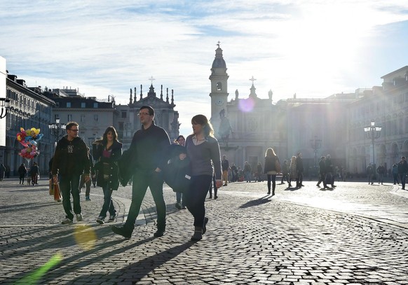 Bella Italia – es gibt nichts Schöneres als die italienisches Sonne zu geniessen. epa04553764 People walk on the Piazza San Carlo during warm weather in Turin, northern Italy, 10 January 2015. Temperature reached close to 25 degrees Celsius. EPA/ALESSANDRO DI MARCO