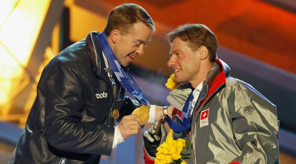 Der Schweizer Skeletonfahrer Gregor Staehli, rechts, und der US-Amerikaner Jim Shea zeigen sich am Mittwoch, 20. Februar 2002 in Salt Lake City an den Olympischen Winterspielen 2002 an der Medaillenze ...